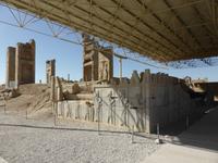 Pesepolis - Tripylon Gebäude mit Resten der ehemaligen Tore