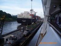 DSCI02585_das Containerschiff zeigt schon wie es geht