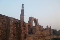Qutub Minar und Moscheeruine in Delhi