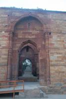 verzierte Eingang am Qutub Minar