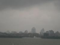 Skyline von Hangzhou im Nebel