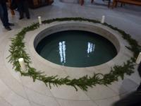 das imposante Taufbecken