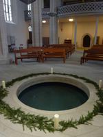 das imposante Taufbecken