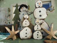 Nur diese Schneemänner aus Holz erinnern an den Winter