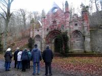 Vor dem Mausoleum derer von Asseburg