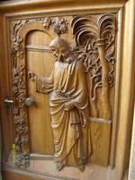 kunstvoll geschnitzte Eingangstür