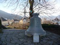 Die Friedensglocke neben der Wallfahrtskirche von Maria Wörth am Wörthersee.