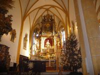 Der Barockaltar in der Wallfahrtskirche von Maria Wörth. 
