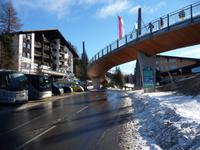 Auf dieser Brücke gelangen Skifahrer zu einem weiteren Skigebiet.