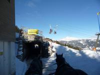 ... und durch einen Tunnel, über dem Skifahrer im Lift hängen.