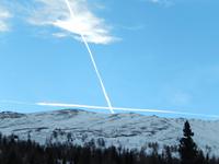 Blauer Himmel und ein Kreuz