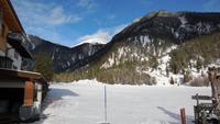 Blick auf die leicht verschneiten Berge