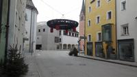 Überdimensionierter Adventskranz mit hängenden Kerzen