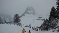Kindergruppen treffen sich mit ihren Skilehrern zum Skifahren