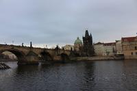 Moldauschifffahrt mit Blick auf die Karlsbrücke