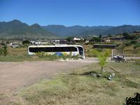 Unser Bus in Teotitlan del Valle vor der Teppichweberei