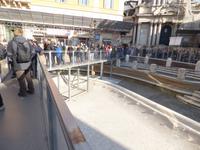 am/über/auf dem Trevi-Brunnen