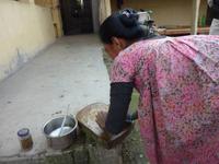 abendlicher Spaziergang durch ein Tharu-Dorf