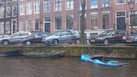 Da geht ein Boot unter. Aber nicht unseres auf der Grachtenfahrt durch Amsterdam.