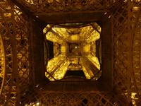 Paris - Eiffelturm bei Nacht - von unten