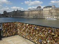 Paris -Schlösserbrücke mit Louvre