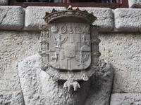 Wappen über dem Eingang der Höhlenburg