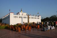 Lumbini - Maya Devi Tempel mit Säule von Ashoka