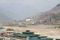 Paro Dzong und Flughafen