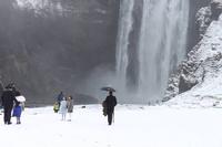 klassisch und leicht gekleidet am Skogafoss