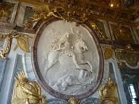 „Ludwig XIV. als römischer Imperator, zu seinen Füßen seine Feinde“, Relief im Salon des Krieges