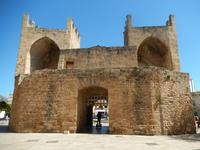 Eingangstor der Stadtmauer von Alcudia