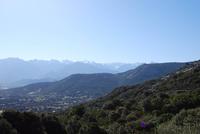 Blick von Calvi auf den Bergen