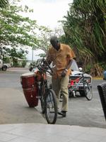 kubanische Musiker auf dem Weg zur Arbeit