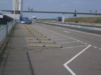 Abschlußdeich, gelegen zwischen Nordholland und Friesland, Blick zur Brücke