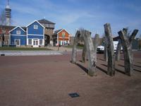 Alte Schiffsrippen als Denkmal, im Hintergrund, einer der Eingänge ins Einkaufszentrum