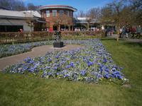 Ein letzter Blick zum Pavillon, davor eine gestaltete Skulptur