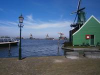 Ausflugsschiff auf der Zaan und Windmühlen