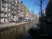 Häuserzeilen an den Grachten und Fahrräder über Fahrräder