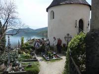 Spaziergang über den Kirchfriedhof.