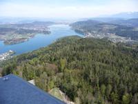 Die Halbinsel Maria Wörth mit Kirche (links) in traumhafter Lage im Wörthersee gelegen.