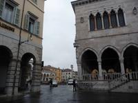 Im Hintergrund der Markuslöwe hoch über der Stadt  -  Venedig läßt grüßen.