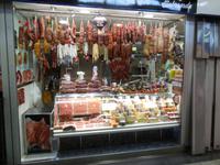 Fleisch, Wurst, Schinken. Alles was man sucht, findet man in der Markthalle von Palma