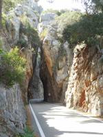 Hier wird es eng. Busfahrer auf Mallorca meistern diese enge Stelle jedoch gut.