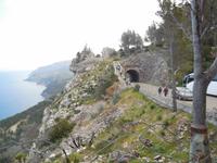 Blick zum Ausichtspunkt an Mallorcas Steilküste