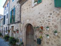 Bunte Blumen an alten Häusern in Valldemossa