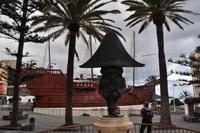 Einer der berühmten La Palma Zwerge vor dem Nachbau der Santa Maria mit der Kolumbus nach Amerika segelte