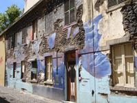 Funchal , bemalte Fassade eines verfallenen Hauses