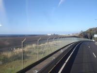 Blick aus dem Bus auf den Flughafen von Funchal