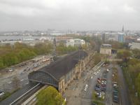 Ausblick von der 15. Etage des Radisson BLU Hotels auf den Dammtor-Bahnhof 