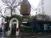 Restaurant am Montmartre mit alter Mühle im Hintergrund